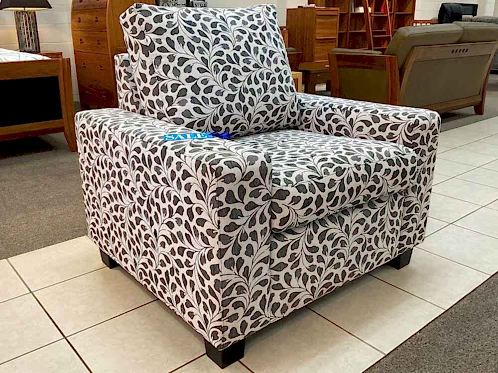 Nova lounge chair - single seat - front angle