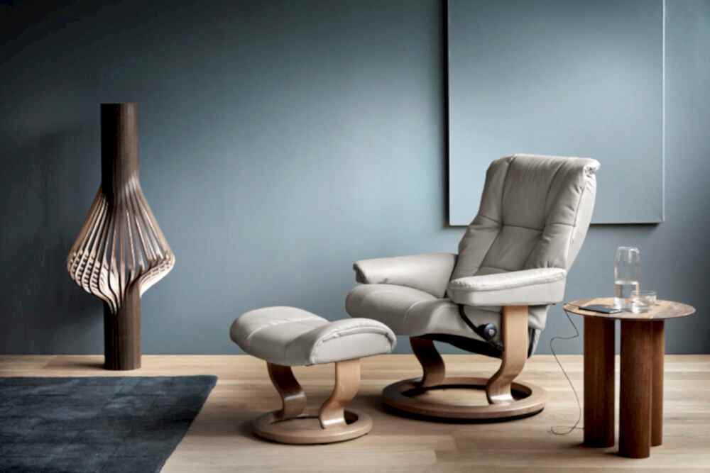 Stressless Mayfair Classic Base Recliner with white light leather and Oak wood