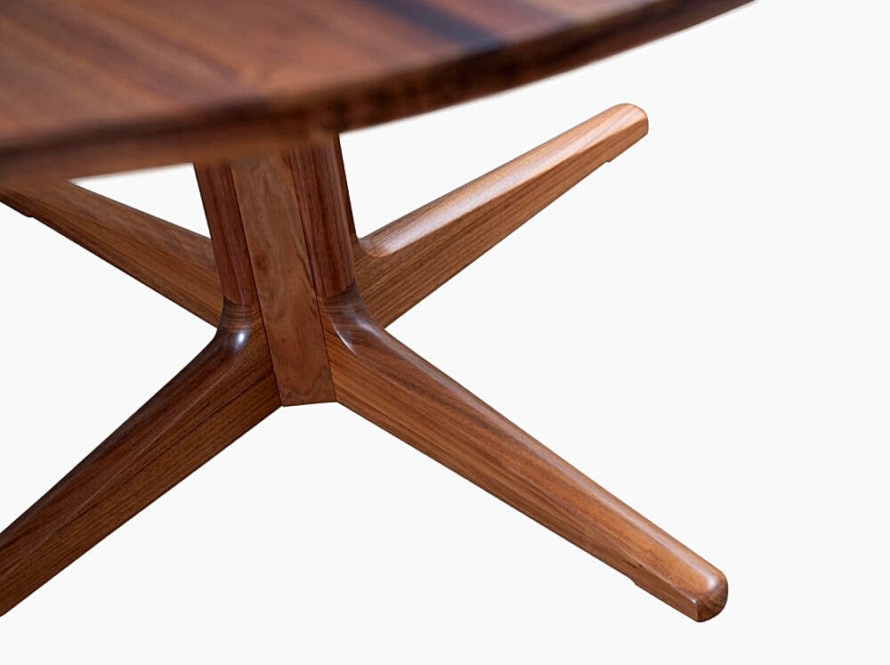 Centred pedestal leg detail